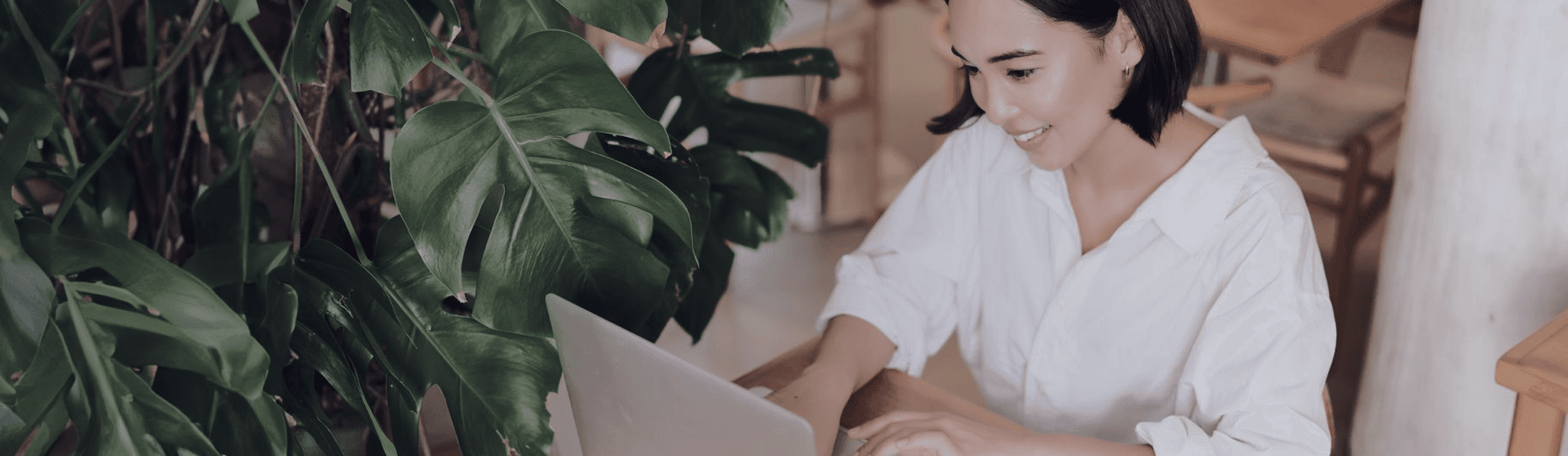 Profesional gestionando una operación digital integrada